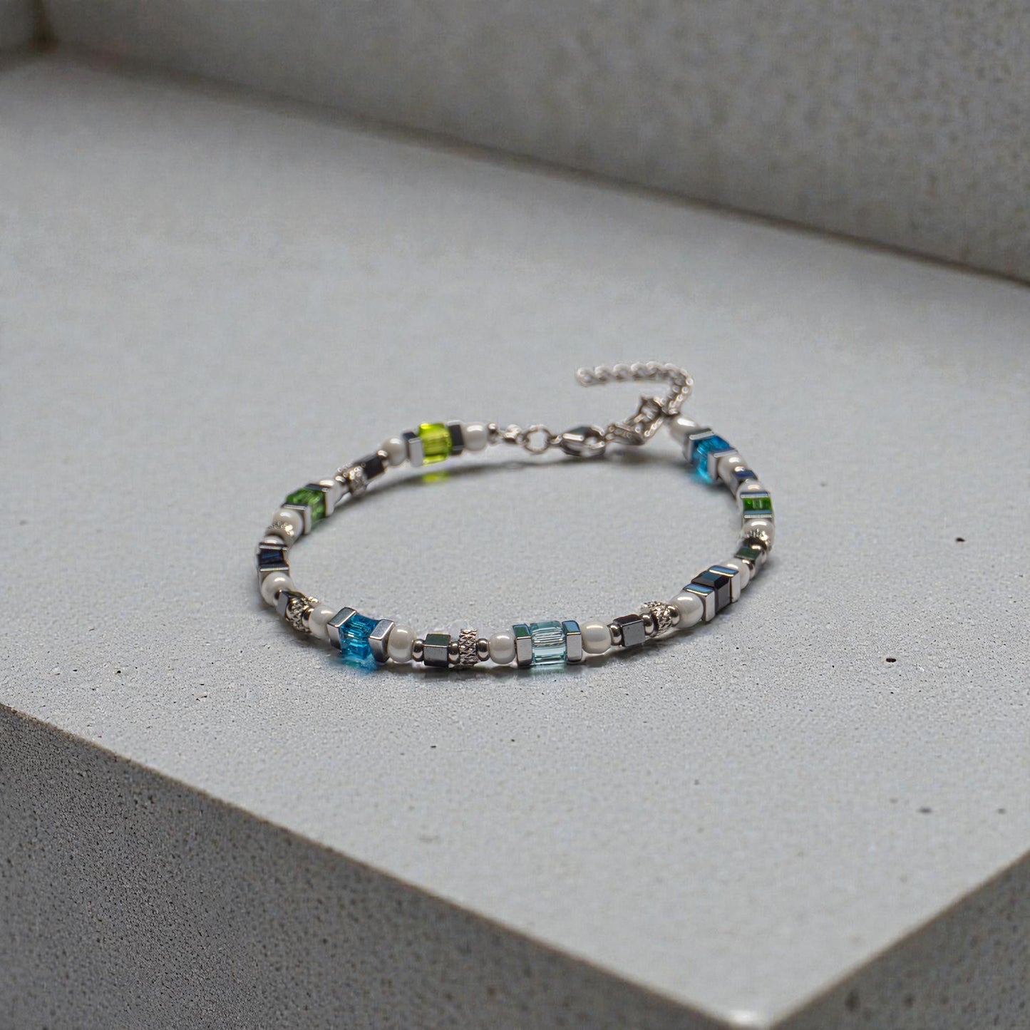 Sportlich-elegantes Armband aus Edelstahl Hämatit und Glaswürfeln