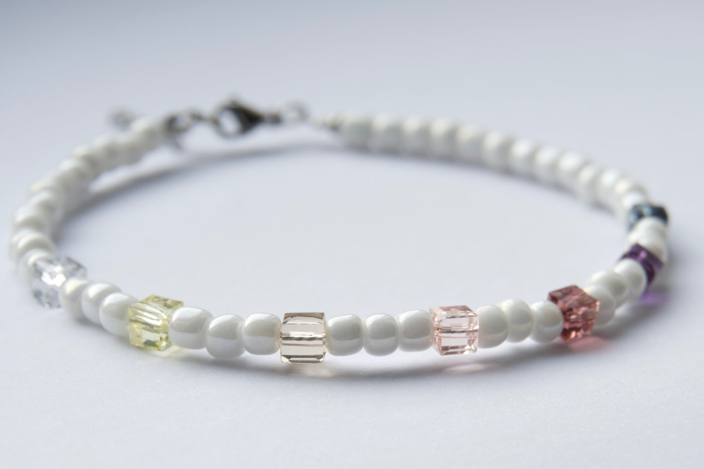 Armband 4mm Perlen bunte Würfel Elegant & Modern